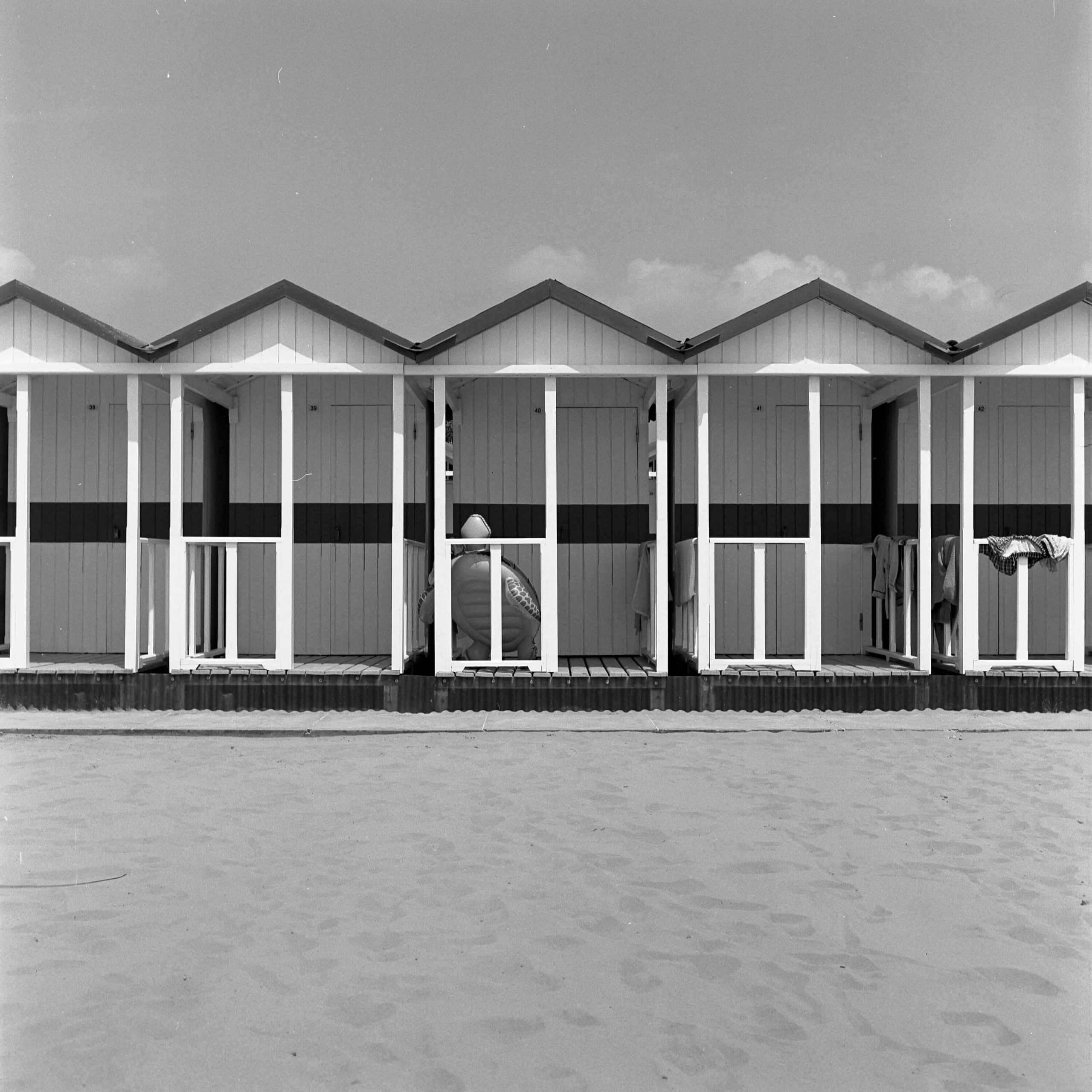 atelierhaus_neue_schule_karlsruhe_kunst_architektur_fotografie_thilo_mechau_strandhaeuser Hermann J. Roth Porphyrin Metamorphose Tischobjekt