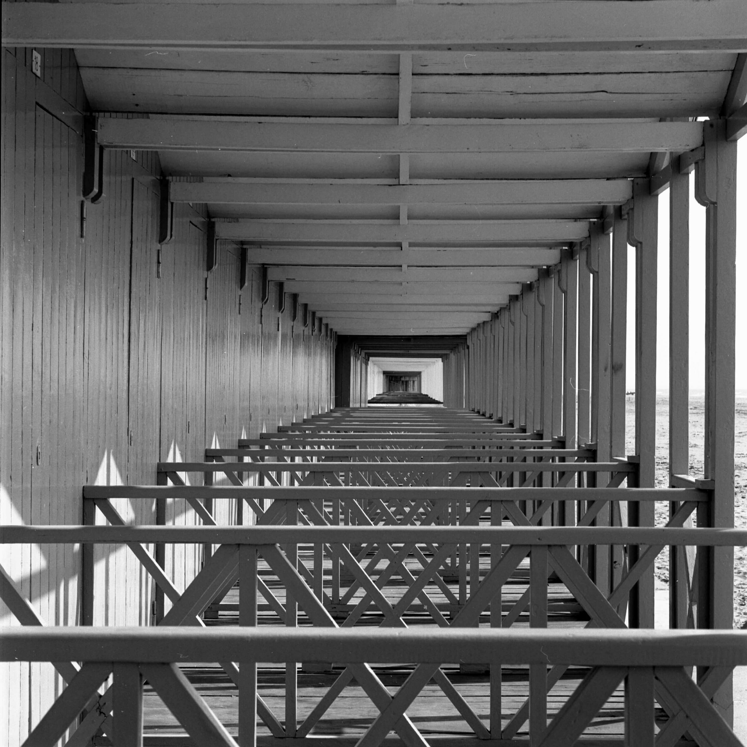 atelierhaus_neue_schule_karlsruhe_kunst_architektur_fotografie_thilo_mechau_strandhaeuser_marina_di_massa_03 Hermann J. Roth Hohlraum gegliedert Tischobjekt