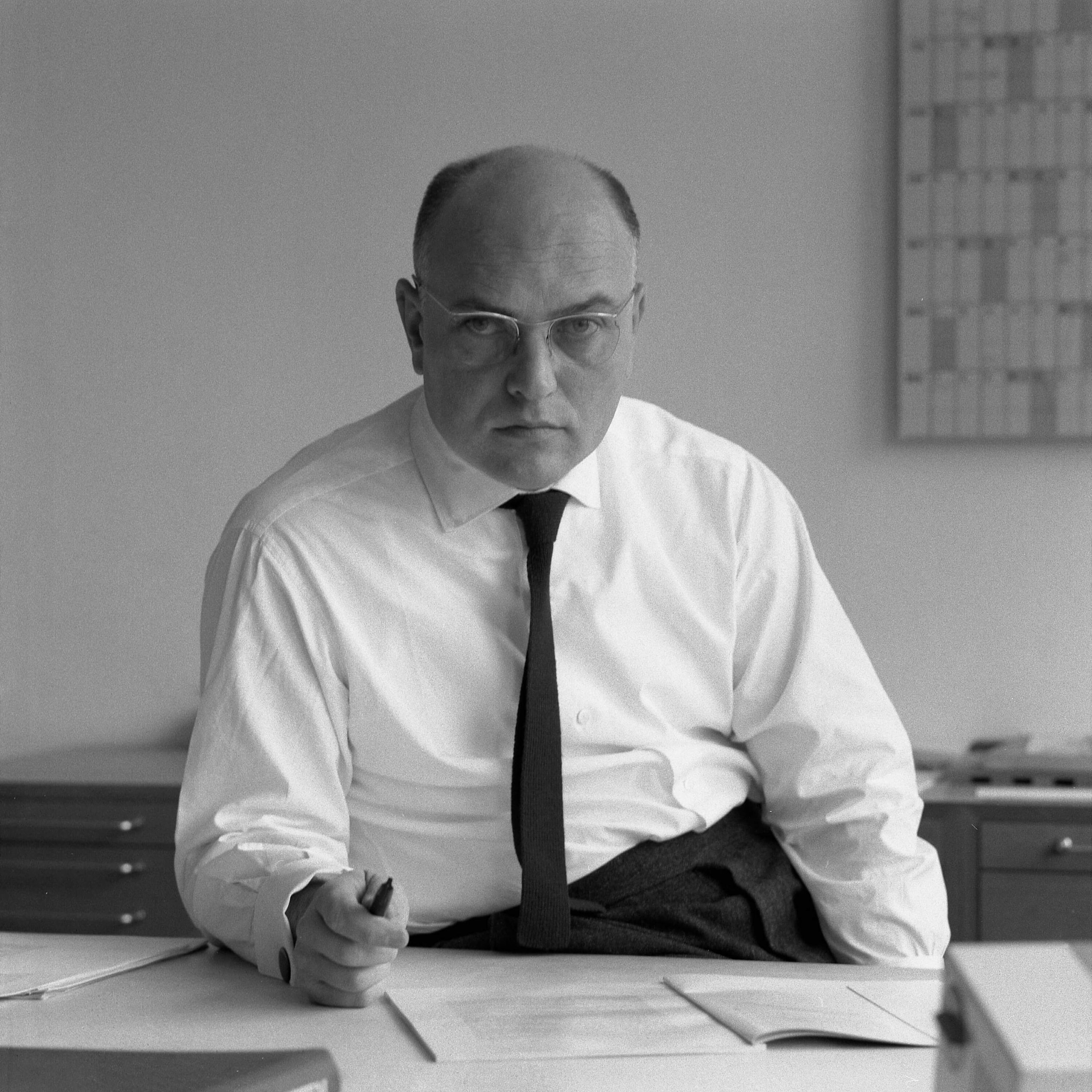 atelierhaus_neue_schule_karlsruhe_kunst_fotografie_thilo_mechau_prof_wolfgang_bley Hermann J. Roth Porphyrin Metamorphose Tischobjekt