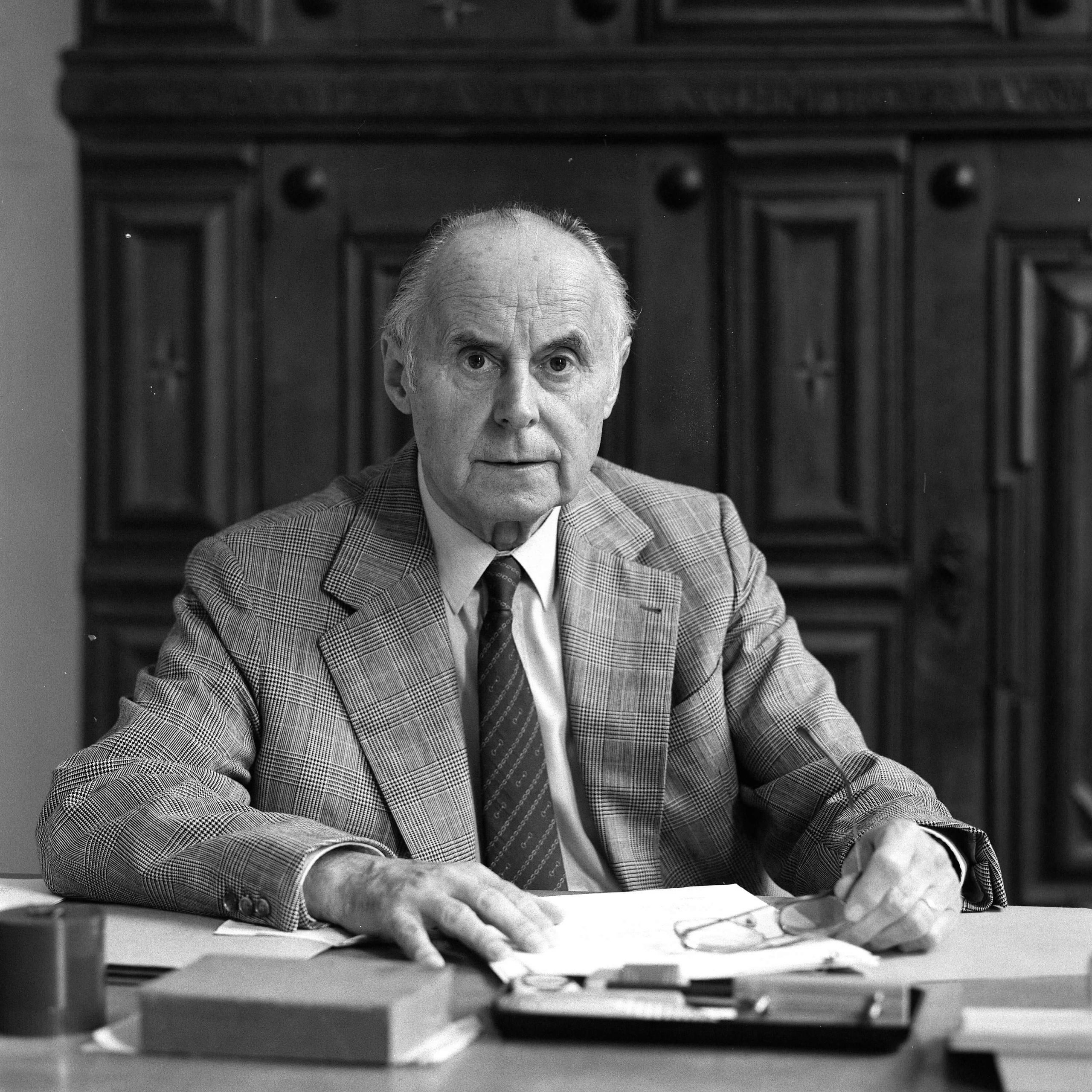atelierhaus_neue_schule_karlsruhe_kunst_portrait_fotografie_thilo_mechau_kunstgeschhichte_klaus_lankheit_franz_marc_02 Hermann J. Roth Hohlraum gegliedert Tischobjekt