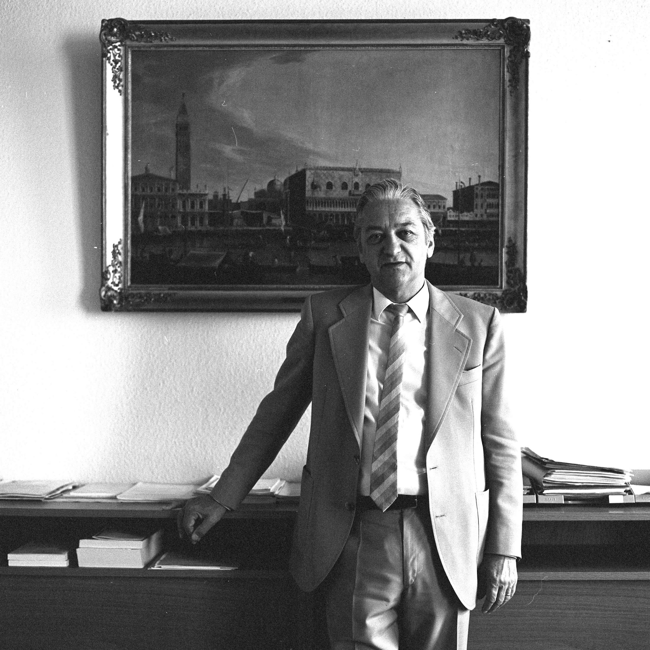atelierhaus_neue_schule_karlsruhe_kunst_portrait_fotografie_thilo_mechau_mathematiker_rektor_universitaet_karlsruhe_heinz_kunle Hermann J. Roth Hohlraum gegliedert Tischobjekt