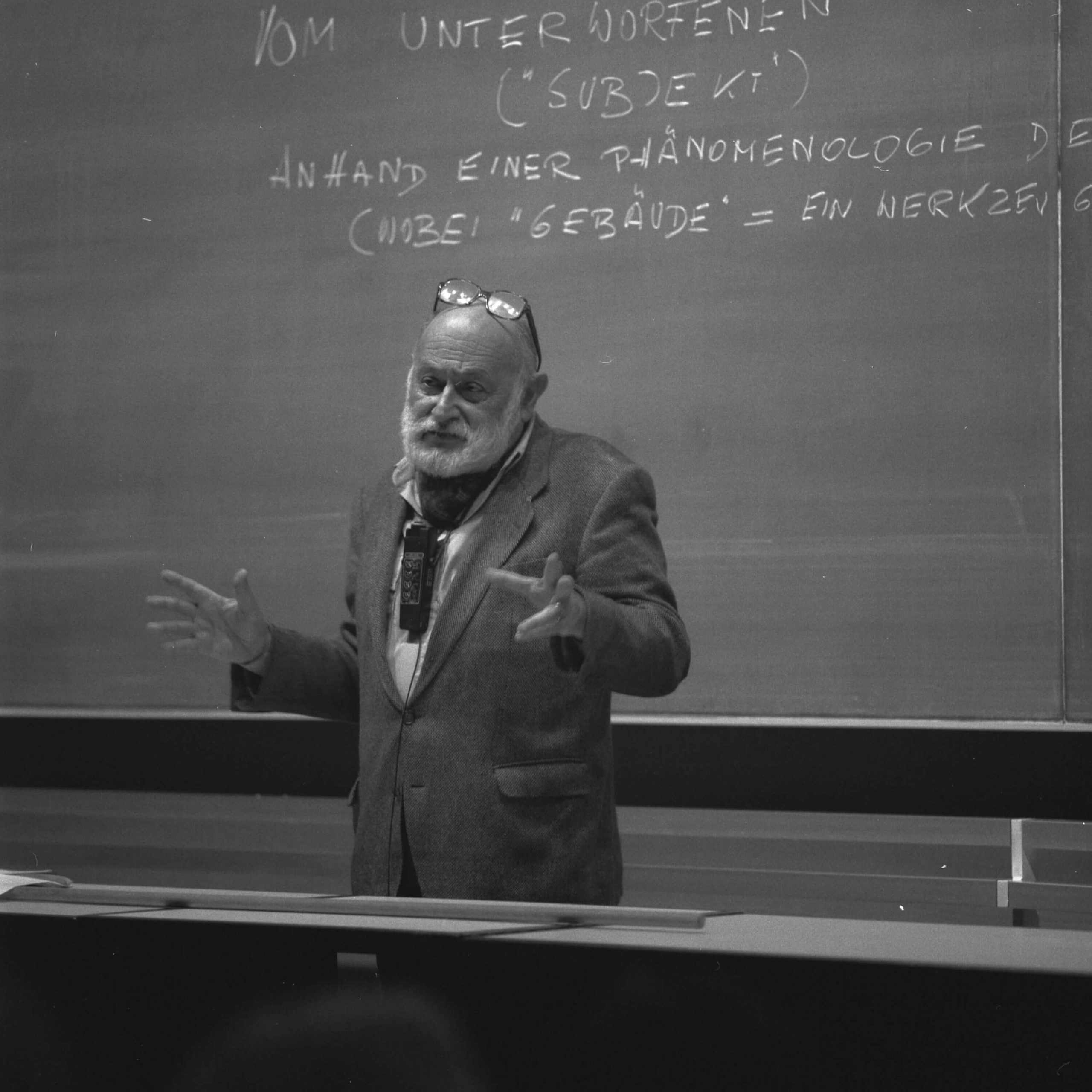 atelierhaus_neue_schule_karlsruhe_kunst_portrait_fotografie_thilo_mechau_medienphilosoph_vilem_flusser_3 Hermann J. Roth Hohlraum gegliedert Tischobjekt
