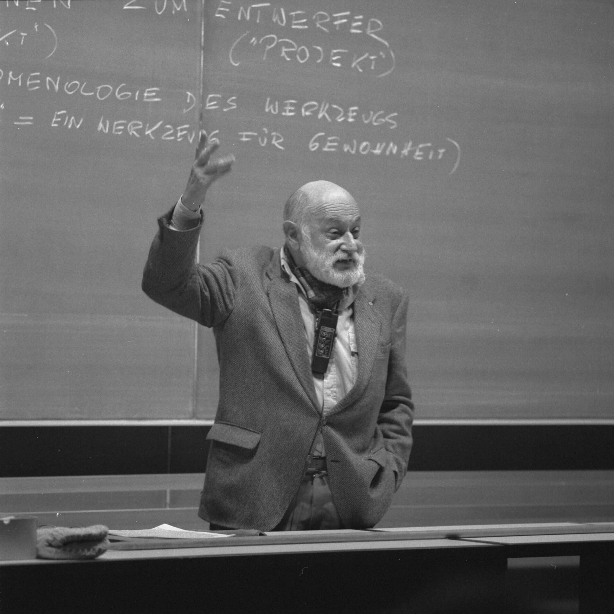 atelierhaus_neue_schule_karlsruhe_kunst_portrait_fotografie_thilo_mechau_medienphilosoph_vilem_flusser_4 Hermann J. Roth Porphyrin Metamorphose Tischobjekt