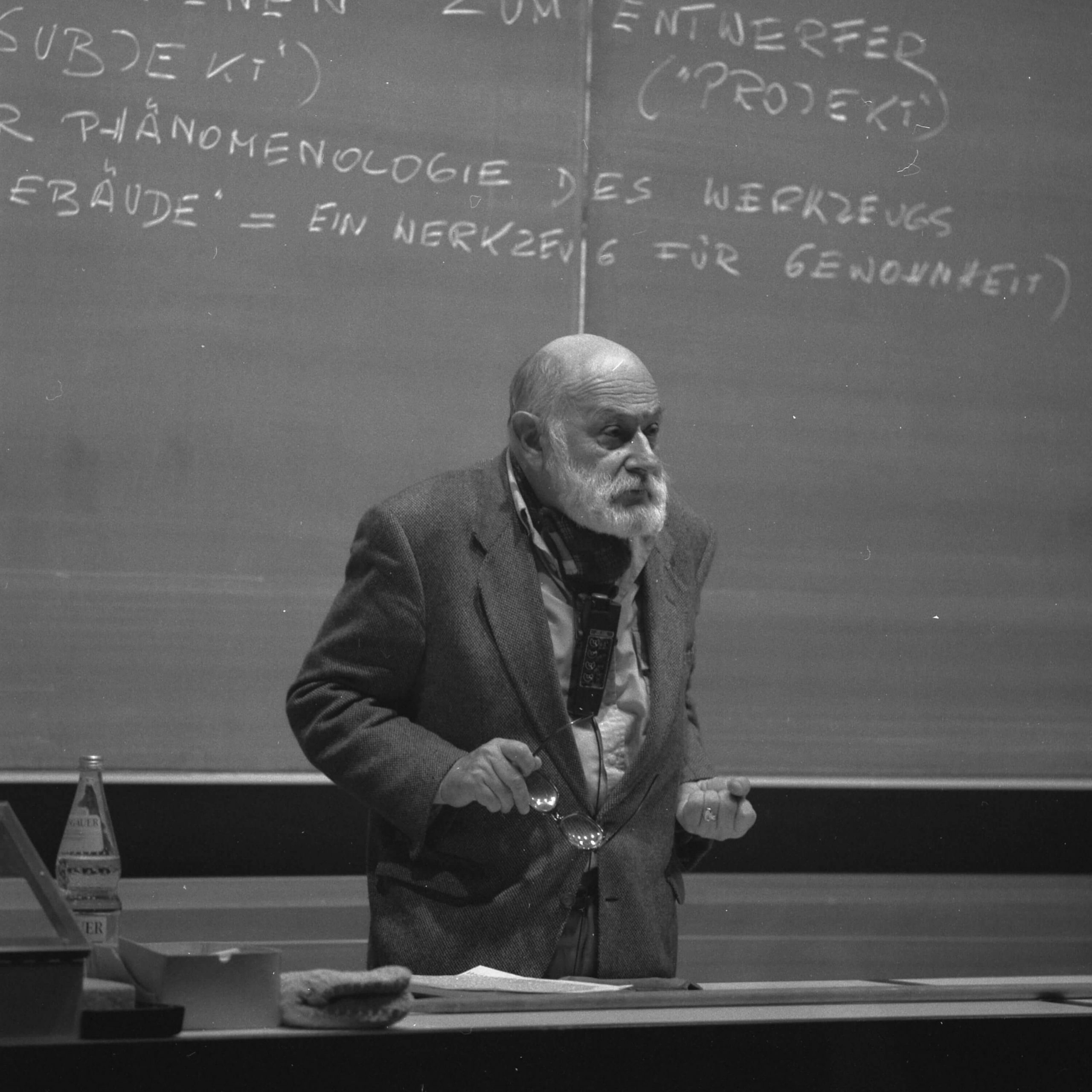 atelierhaus_neue_schule_karlsruhe_kunst_portrait_fotografie_thilo_mechau_medienphilosoph_vilem_flusser_5 Hermann J. Roth Hohlraum gegliedert Tischobjekt