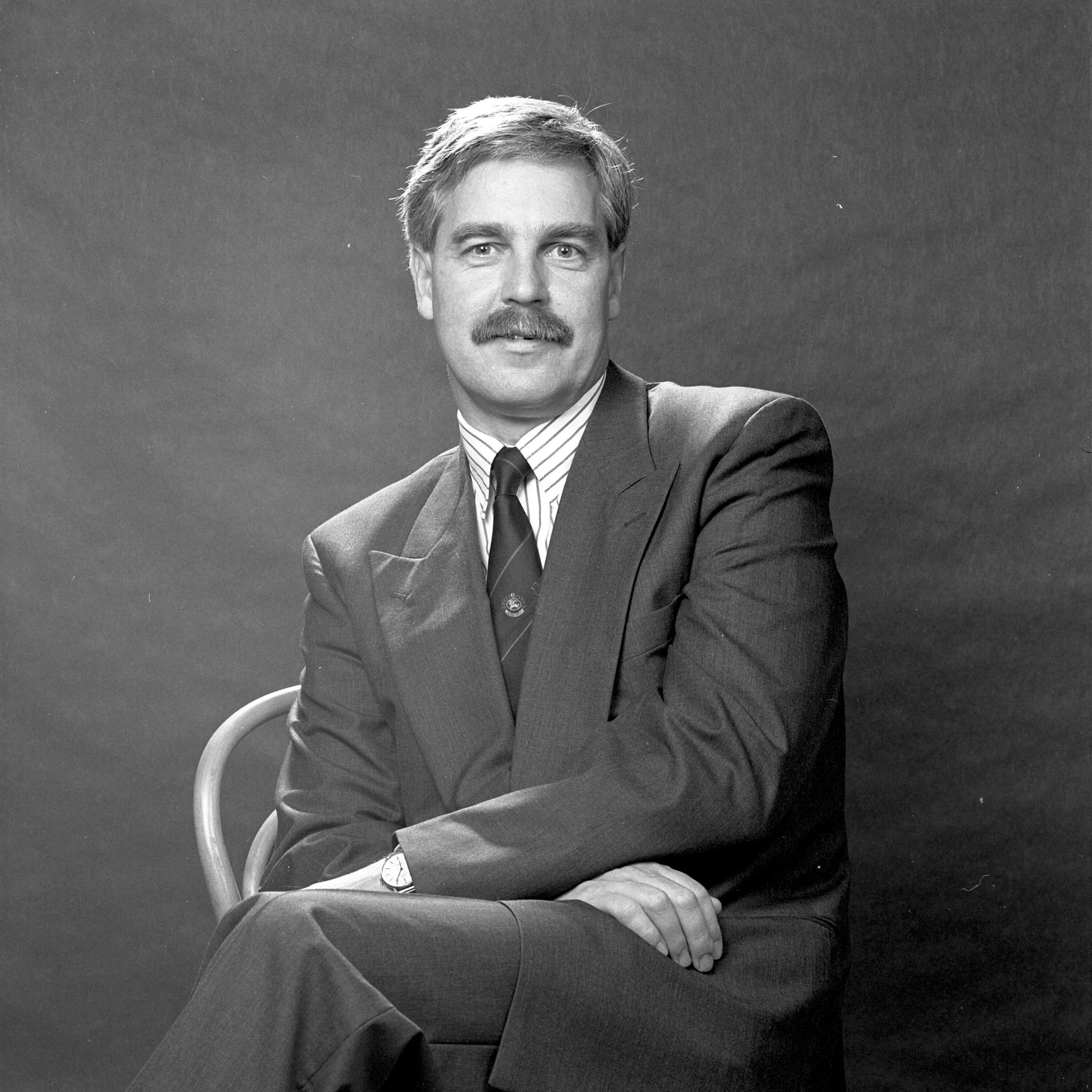 atelierhaus_neue_schule_karlsruhe_kunst_portrait_fotografie_thilo_mechau_oberbuergermeister_karlsruhe_heinz_fenrich Hermann J. Roth Porphyrin Metamorphose Tischobjekt