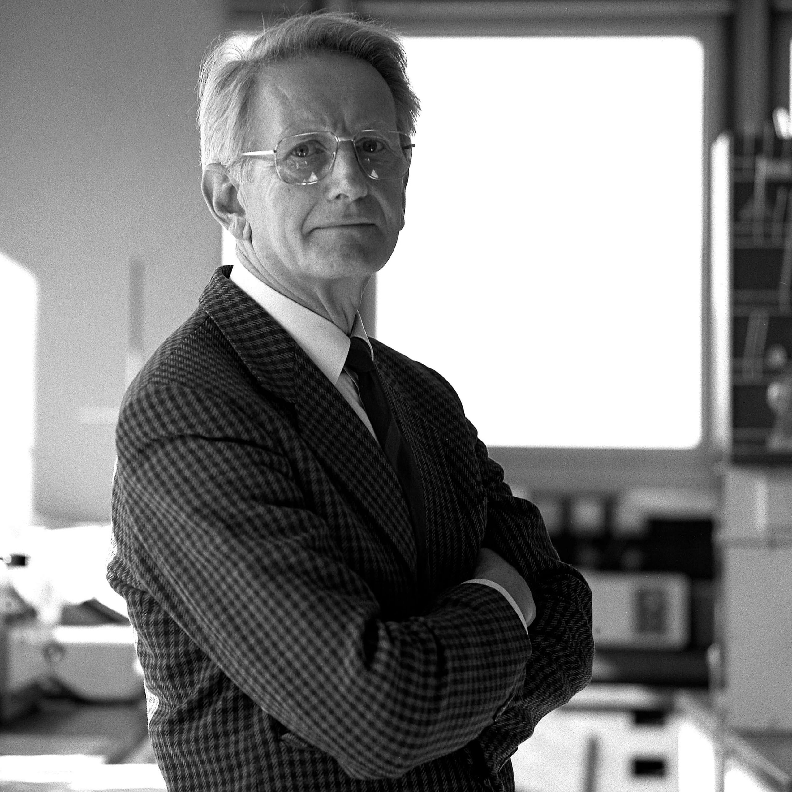 atelierhaus_neue_schule_karlsruhe_kunst_portrait_fotografie_thilo_mechau_pflanzenbiochemiker_hartmut_k_lichtenthaler_universitaet_karlsruhe Hermann J. Roth Hohlraum gegliedert Tischobjekt