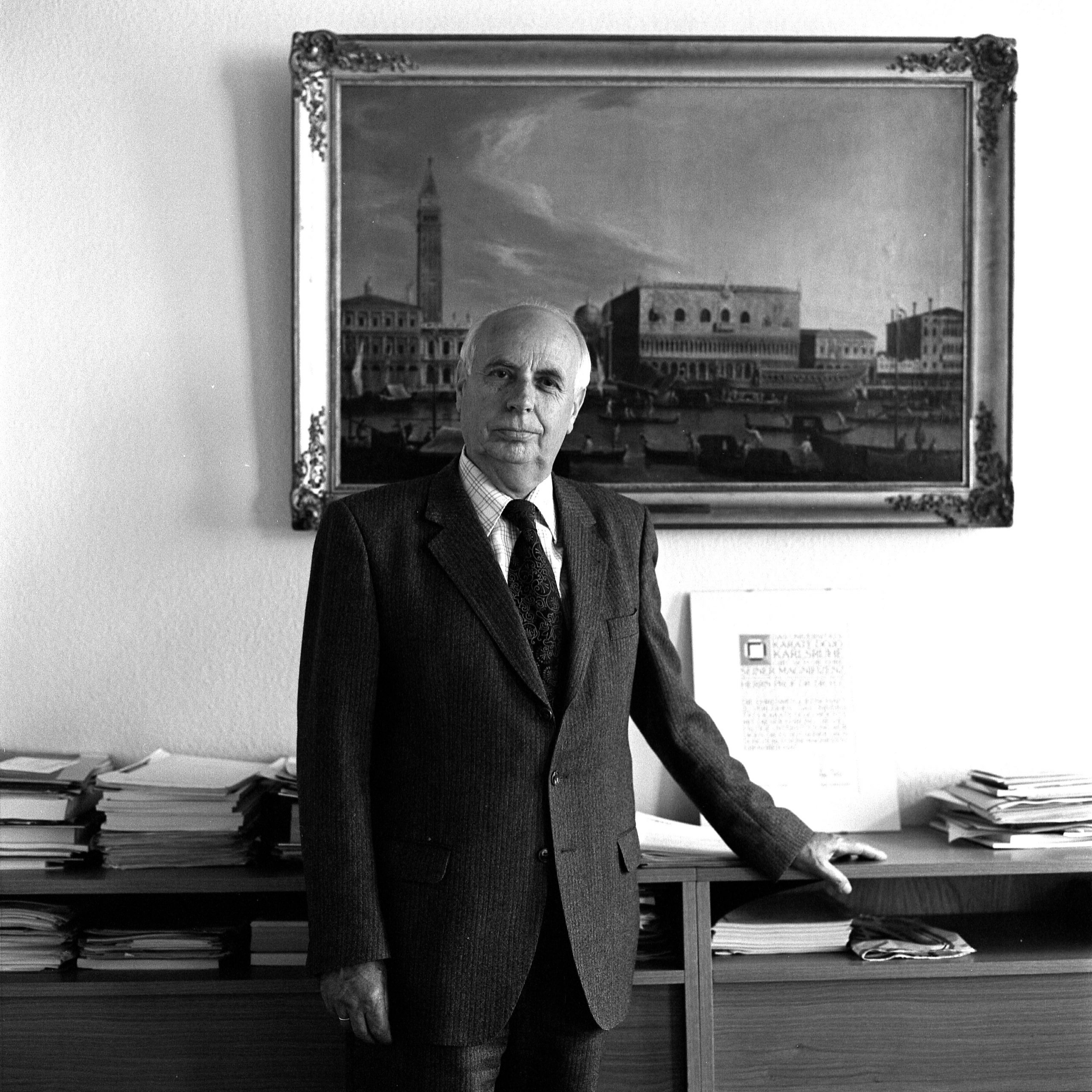 atelierhaus_neue_schule_karlsruhe_kunst_portrait_fotografie_thilo_mechau_professor_geodaesie_heinz_draheim_rektor_universitaet_karlsruhe Hermann J. Roth Hohlraum gegliedert Tischobjekt