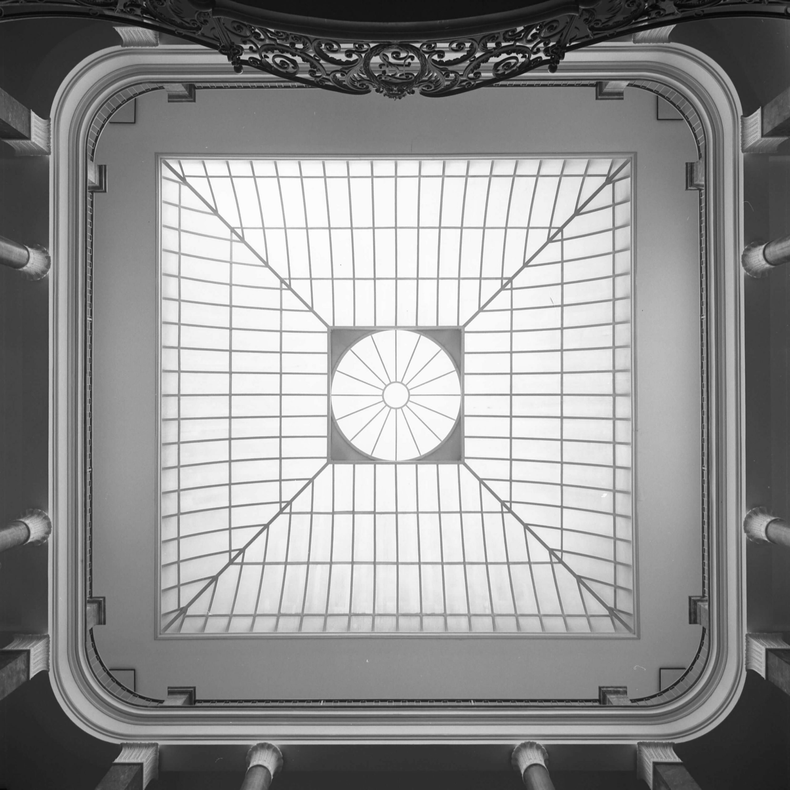 atelierhaus_neue_schule_karlsruhe_kunst_architektur_fotografie_thilo_mechau_bundesgerichtshof_karlsruhe Hermann J. Roth Hohlraum gegliedert Tischobjekt