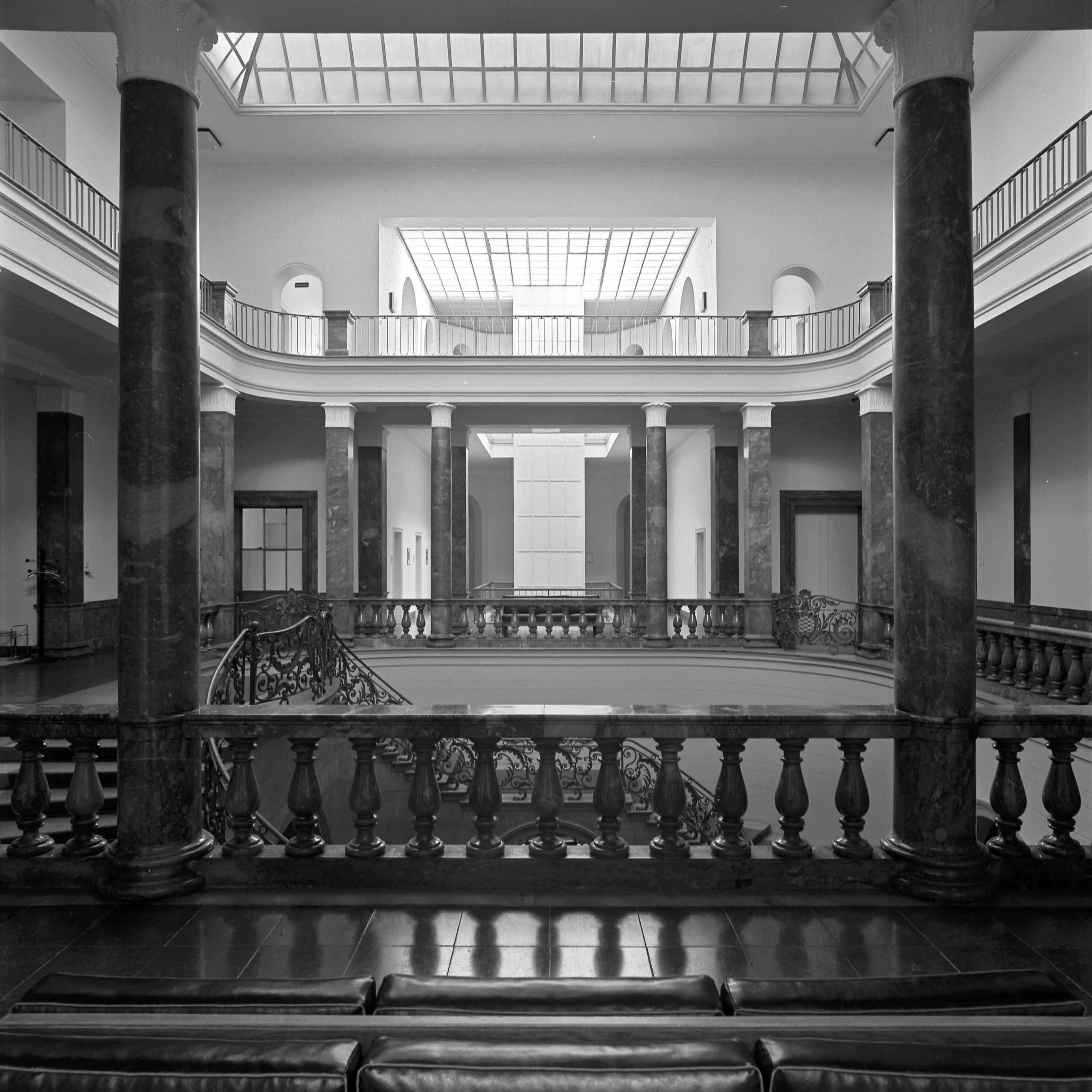 atelierhaus_neue_schule_karlsruhe_kunst_architektur_fotografie_thilo_mechau_bundesgerichtshof_karlsruhe_02 Hermann J. Roth Hohlraum gegliedert Tischobjekt