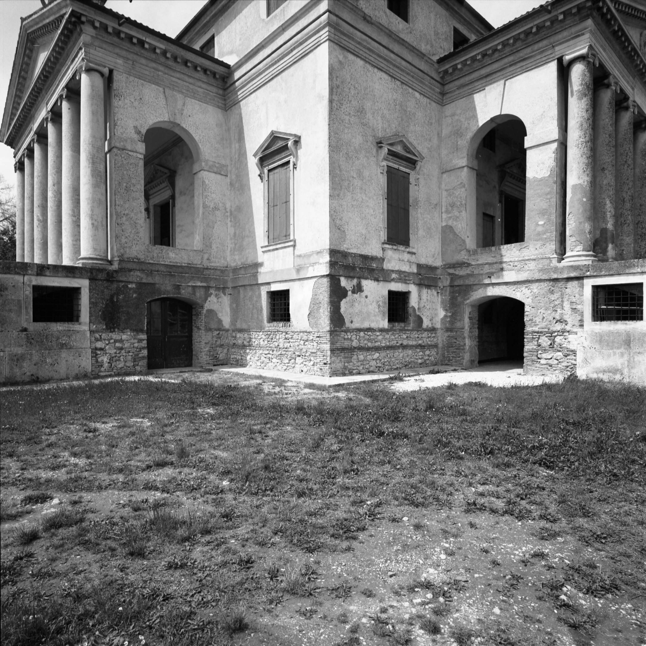 atelierhaus_neue_schule_karlsruhe_kunst_architektur_fotografie_thilo_mechau_villa_rotonda_andrea_palladio_02 Hermann J. Roth Hohlraum gegliedert Tischobjekt